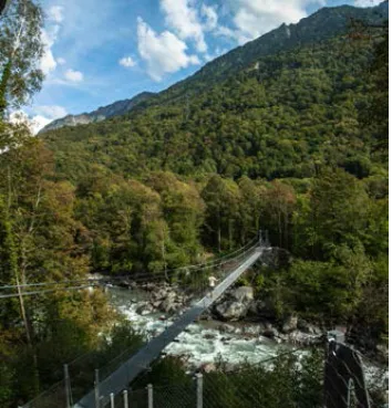 Passerelle himalayenne au-dessus des Rivières Pourpres